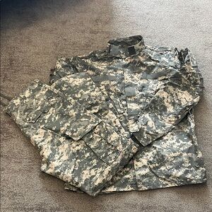 Army Combat Camouflage Men’s Uniform Jacket Size L and Pants Size M/L